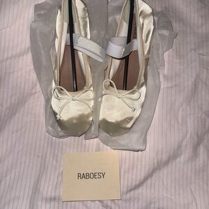 Raboesy Women’s Off White Ballet Flats